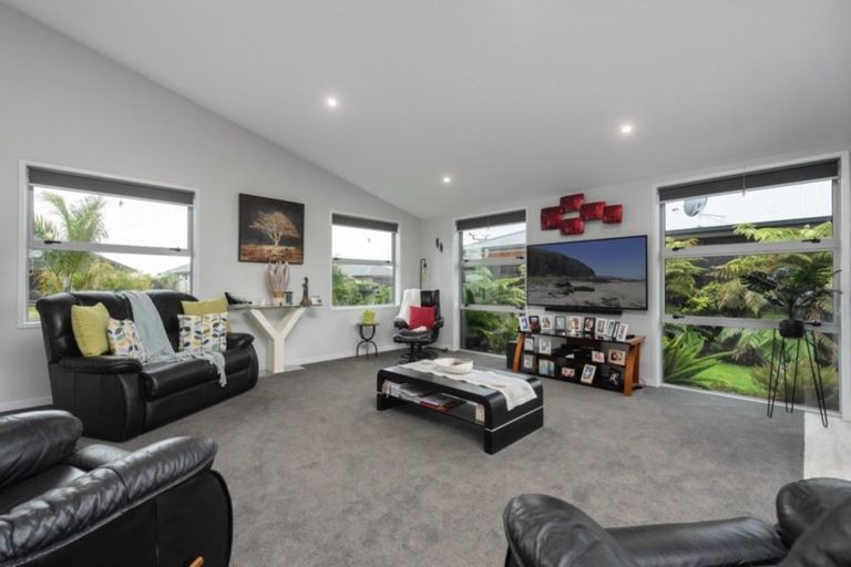 Photo of property in 25 Kamahi Crescent, Papamoa Beach, Papamoa, 3118