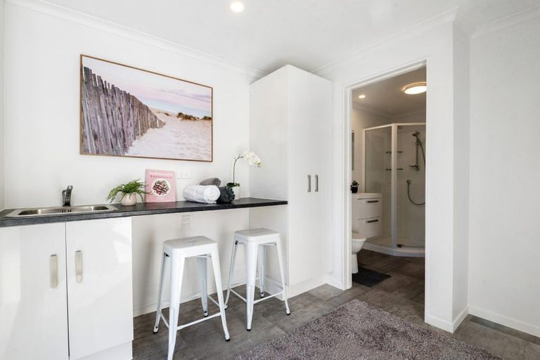 Photo of property in 7 Hotspur Place, Bayview, Auckland, 0629