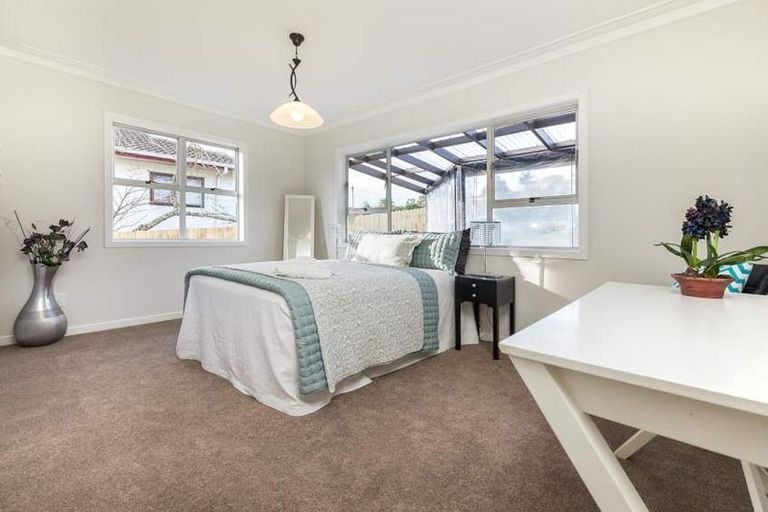 Photo of property in 11 Castaing Crescent, Te Atatu South, Auckland, 0610