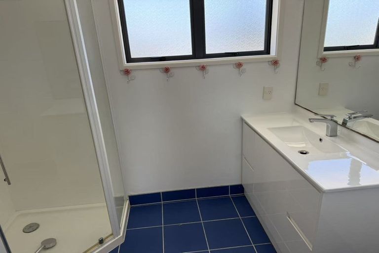 Photo of property in 17 Beach Road, Te Atatu Peninsula, Auckland, 0610