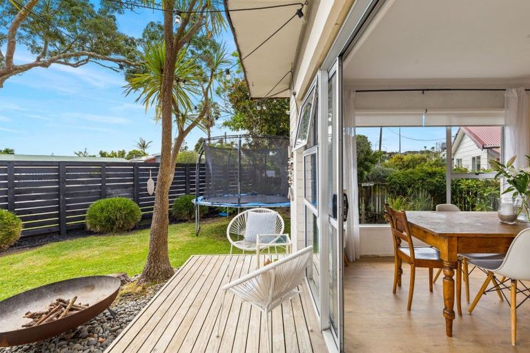 Photo of property in 47 Red Beach Road, Red Beach, 0932