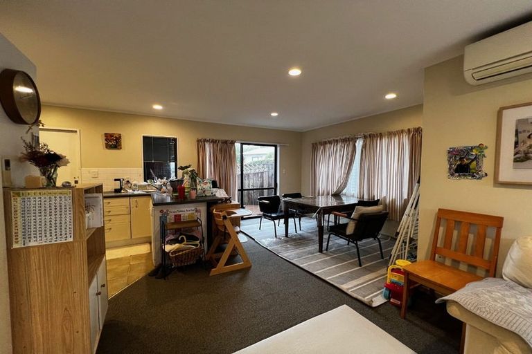 Photo of property in 2/21 Heathglen Place, Bayview, Auckland, 0629