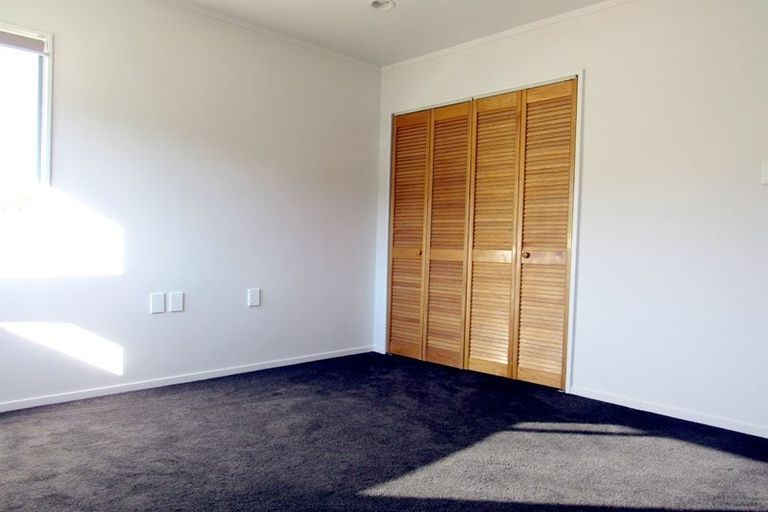 Photo of property in 111 West Harbour Drive, West Harbour, Auckland, 0618