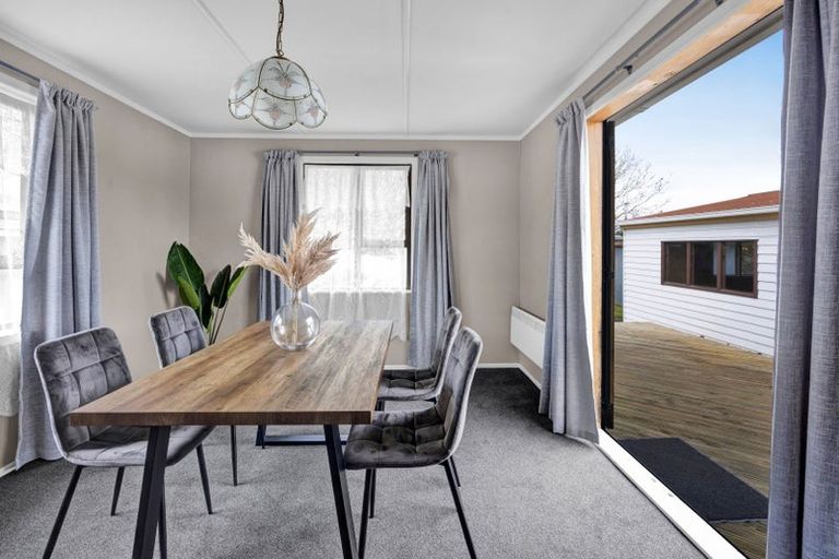 Photo of property in 14 Karaka Street, Merrilands, New Plymouth, 4312