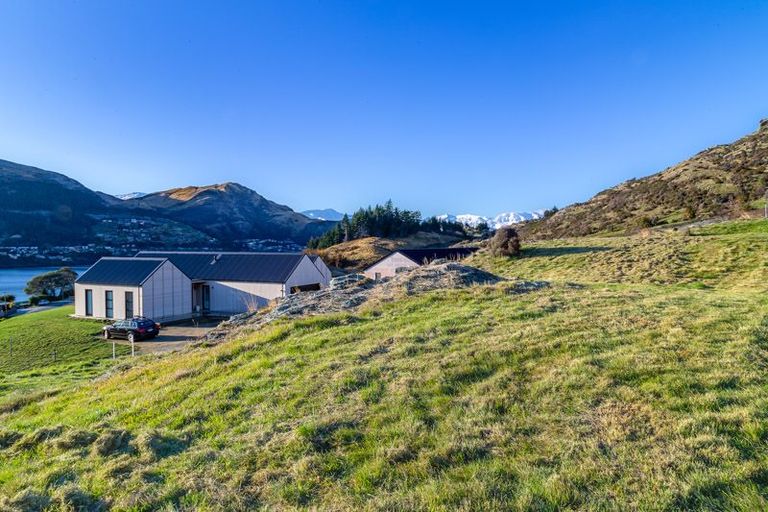 Photo of property in 1 Elk Place, Kelvin Heights, Queenstown, 9300