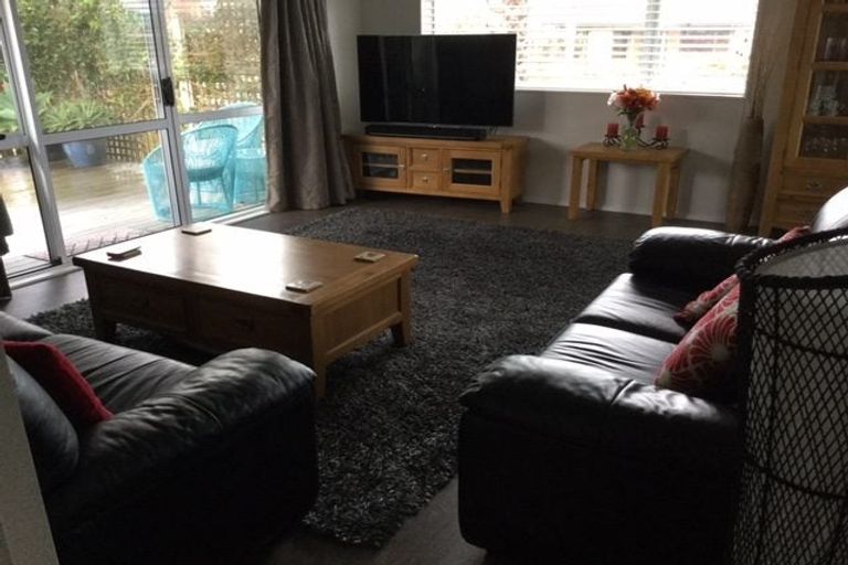 Photo of property in 118 Lakeside Drive, Orewa, 0931