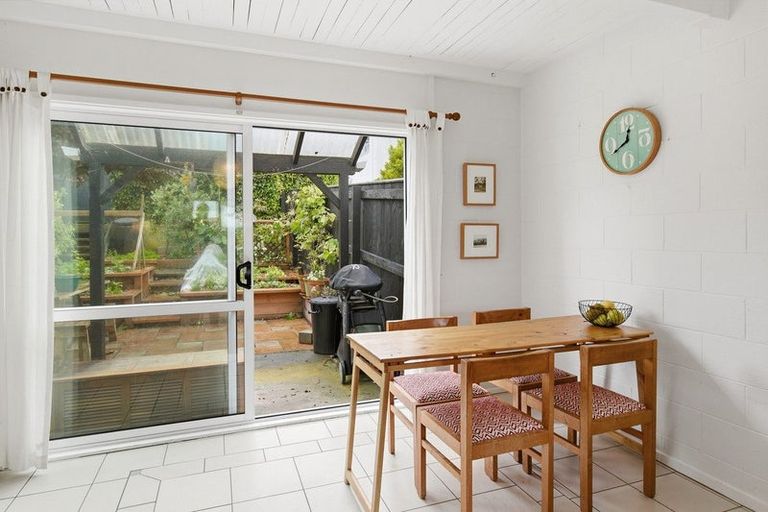 Photo of property in 116 Akaroa Drive, Maupuia, Wellington, 6022