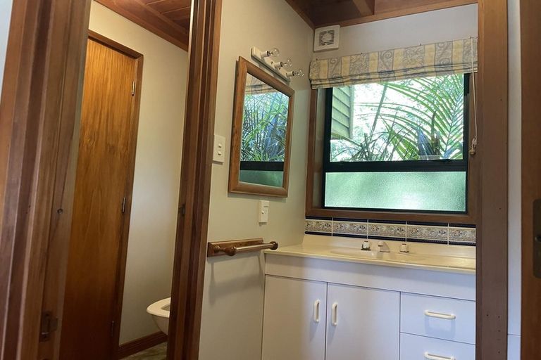 Photo of property in 18 Rayner Road, Piha, New Lynn, 0772