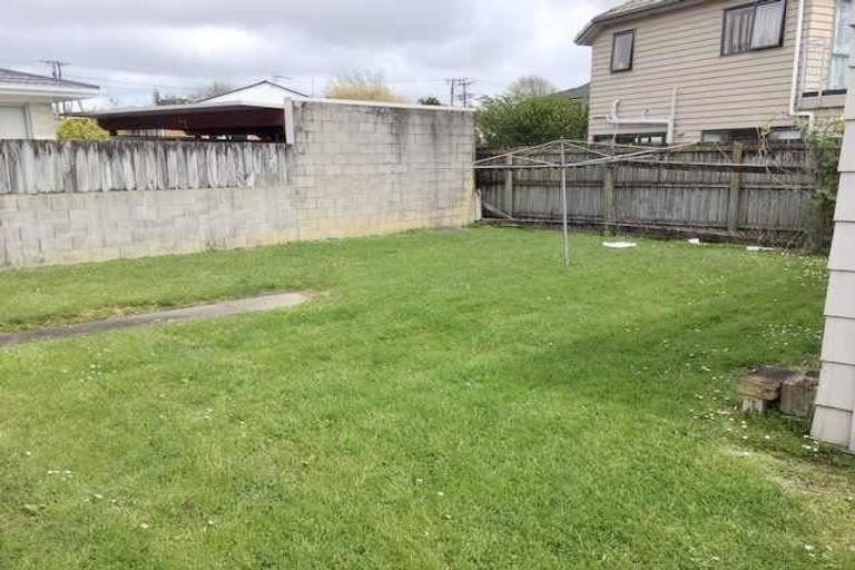 Photo of property in 2/116 Te Atatu Road, Te Atatu South, Auckland, 0610