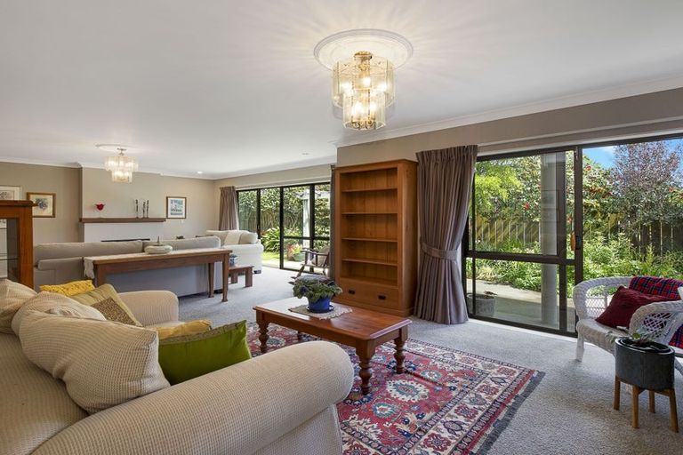 Photo of property in 12 Papawai Grove, Waikanae, 5036