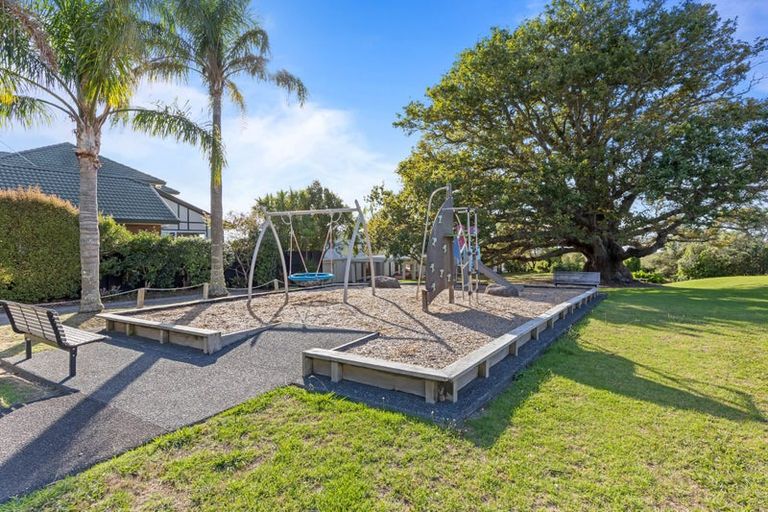 Photo of property in 25 Oakpark Place, West Harbour, Auckland, 0618