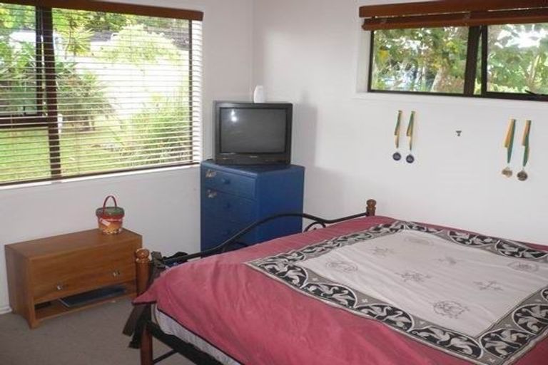 Photo of property in 1/4 Pine Hill Crescent, Browns Bay, Auckland, 0630