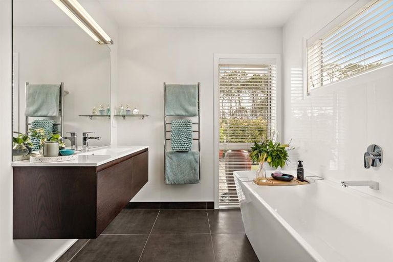 Photo of property in 2 Nikau Way, Riverhead, 0820