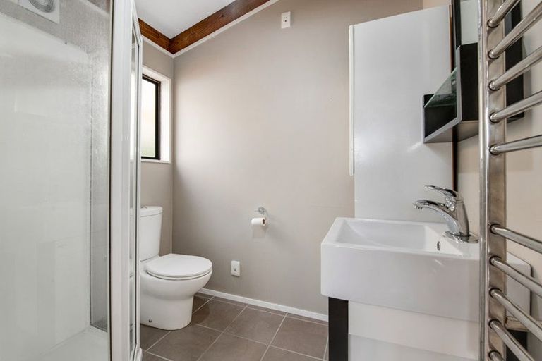 Photo of property in 10 Unsworth Drive, Unsworth Heights, Auckland, 0632