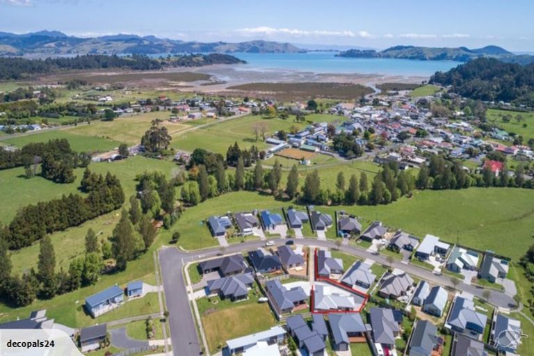 Photo of property in 80 Golden Shore Place, Coromandel, 3506