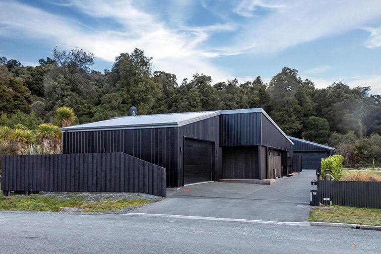 Photo of property in 1 Hislop Street, Geraldine, 7930