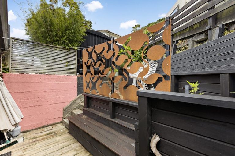 Photo of property in 180 Sutherland Road, Lyall Bay, Wellington, 6022