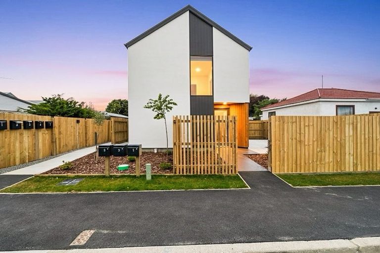 Photo of property in 4/22 Frederick Street, Waltham, Christchurch, 8011