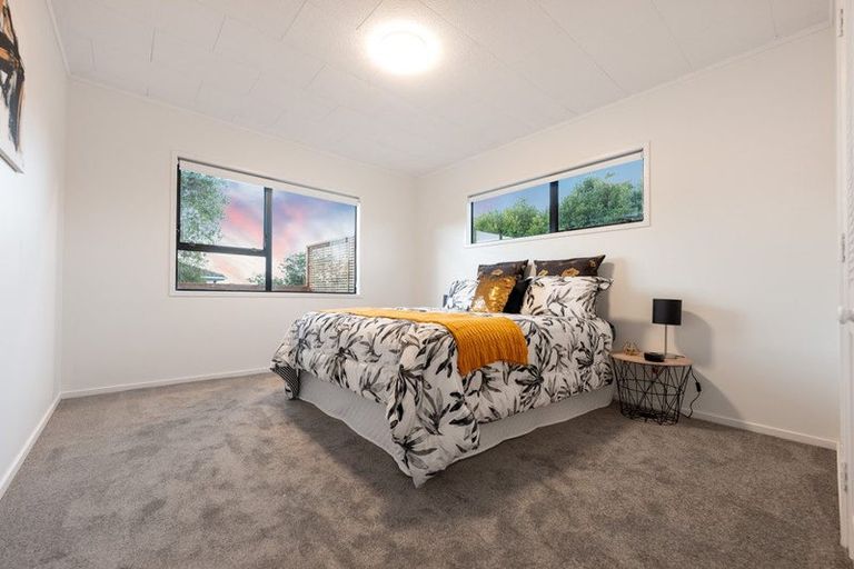 Photo of property in 2/17 Landsdale Place, Massey, Auckland, 0614