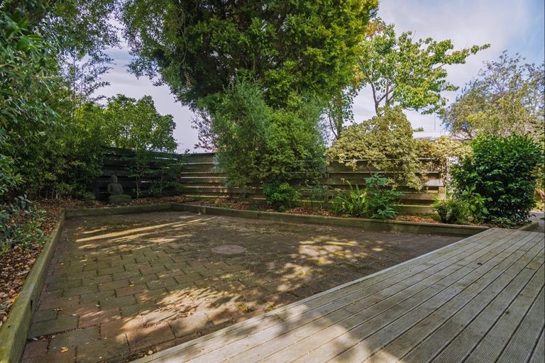 Photo of property in 16 Antrim Place, Hokowhitu, Palmerston North, 4410