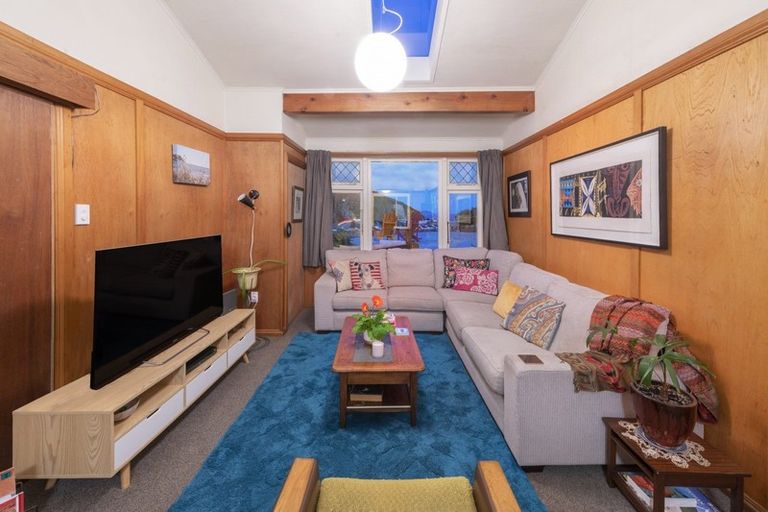 Photo of property in 11 Cave Road, Houghton Bay, Wellington, 6023