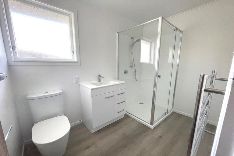 Photo of property in 35 Tarata Crescent, Mangere Bridge, Auckland, 2022