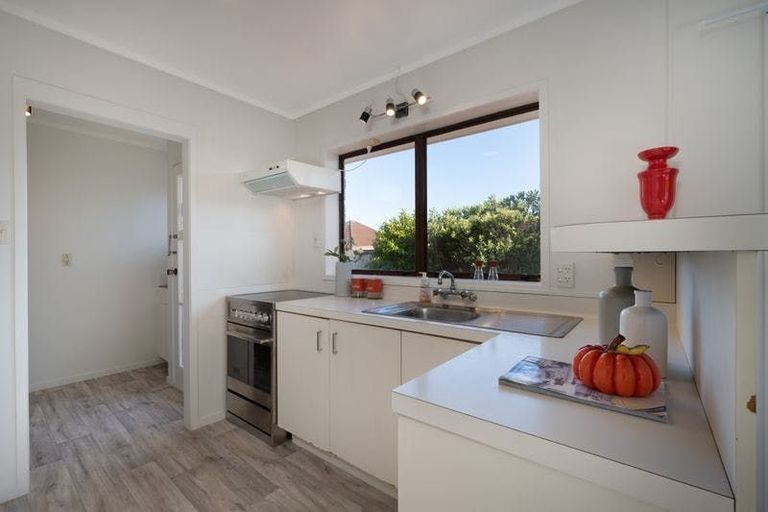 Photo of property in 2/32 Ballater Place, Highland Park, Auckland, 2010