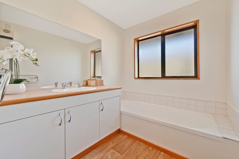 Photo of property in 2/7 Thicket Close, Redwood, Christchurch, 8051