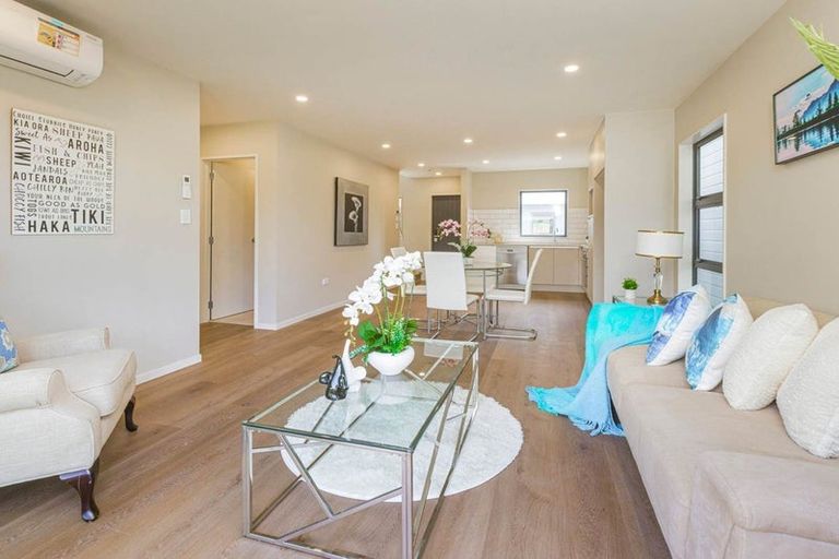 Photo of property in 2/43 Clevedon Road, Papakura, 2110