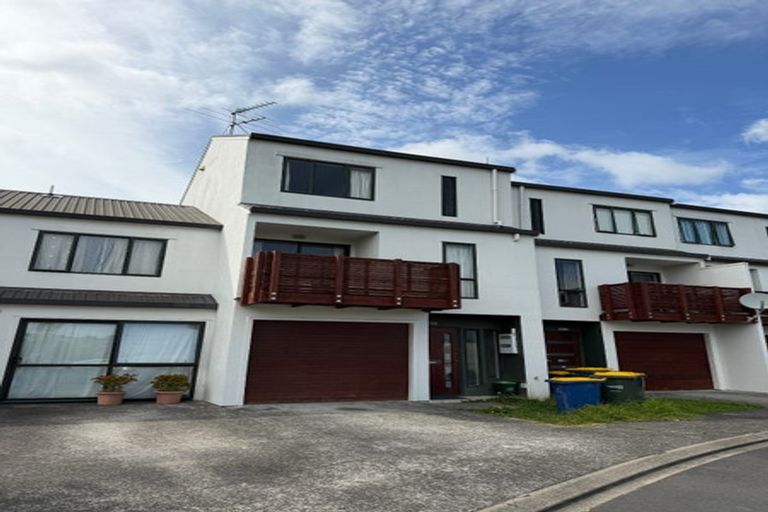 Photo of property in Lynn Park Terrace, 10/12 Ambrico Place, New Lynn, Auckland, 0600