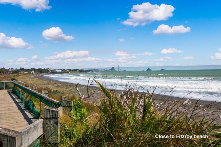 Photo of property in 1/7 Mahoe Street, Strandon, New Plymouth, 4312