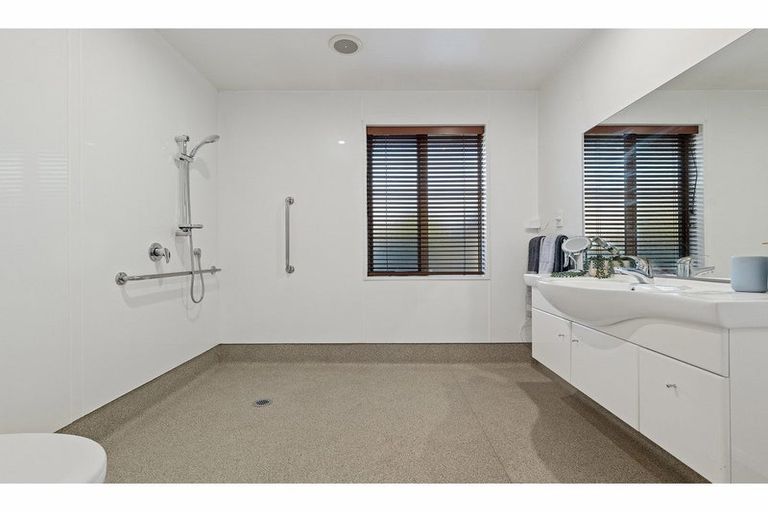 Photo of property in 13 Selwyn Street, Somerfield, Christchurch, 8024