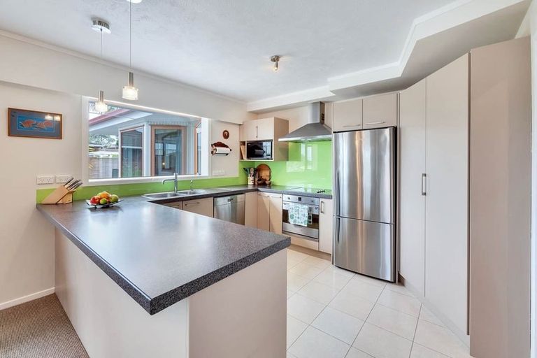 Photo of property in 11 Robin Lane, Browns Bay, Auckland, 0630