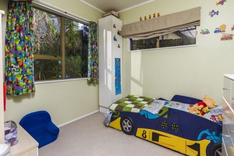 Photo of property in 27a Topliss Drive, Northcross, Auckland, 0632