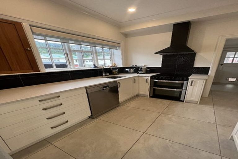 Photo of property in 132 Lyall Parade, Lyall Bay, Wellington, 6022