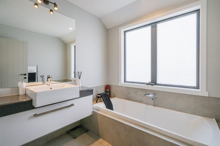 Photo of property in 18 Topping Place, Whitianga, 3510