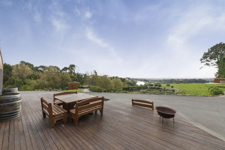 Photo of property in 60 Waicola Drive, Fitzherbert, Palmerston North, 4471