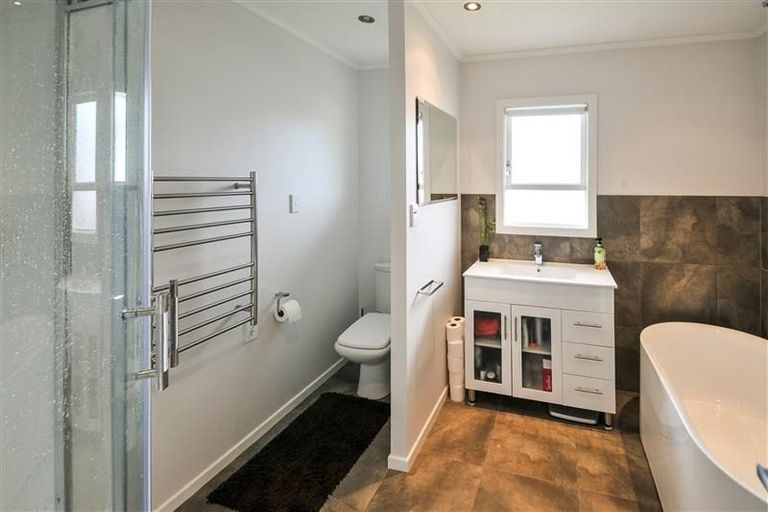 Photo of property in 3 Wykeham Place, Glenfield, Auckland, 0629