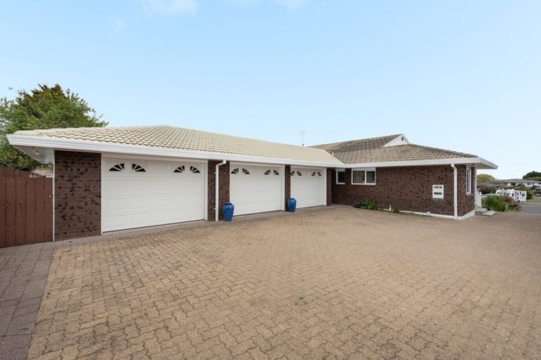 Photo of property in 16 Randell Place, Te Puke, 3119