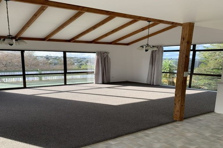 Photo of property in 1/11 Helicon Place, Totara Vale, Auckland, 0629