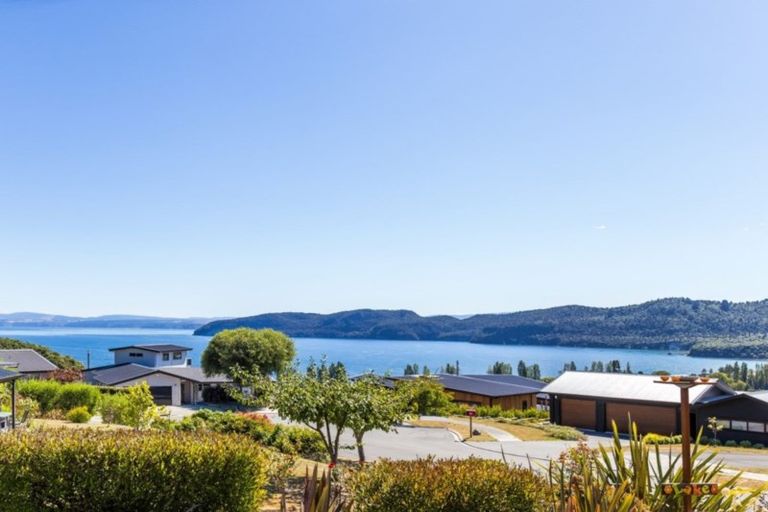 Photo of property in 13 Peregrine Place, Kinloch, Taupo, 3377