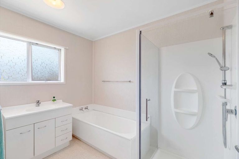 Photo of property in 2/4212a Great North Road, Glendene, Auckland, 0602