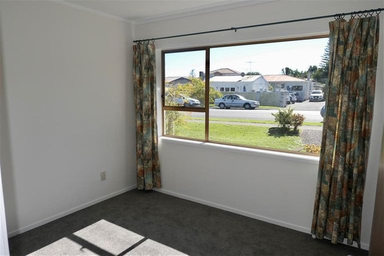 Photo of property in 121 Chivalry Road, Glenfield, Auckland, 0629