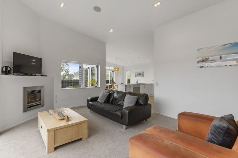 Photo of property in 11 William Bayes Place, Red Beach, 0932