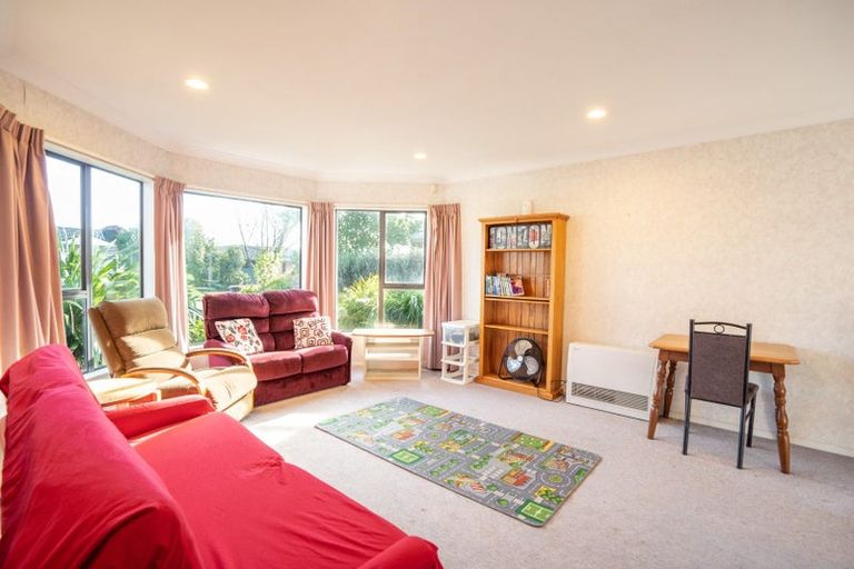 Photo of property in 25 Rosebank Avenue, Kelvin Grove, Palmerston North, 4414