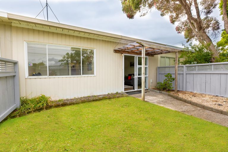 Photo of property in 2/200 Chivalry Road, Glenfield, Auckland, 0629