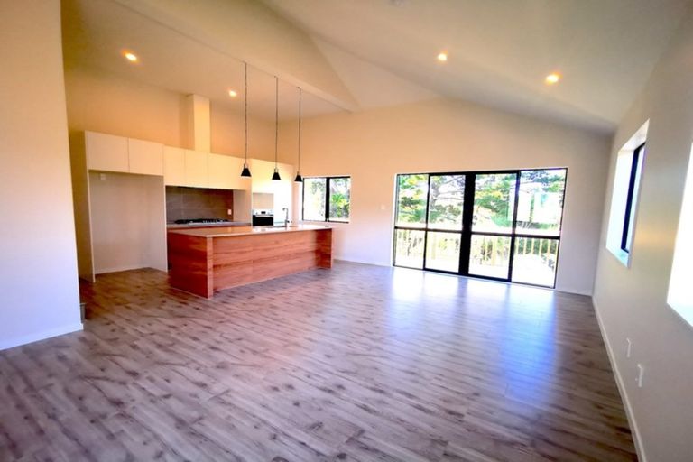 Photo of property in 2 Tarara Lane, Kumeu, 0810