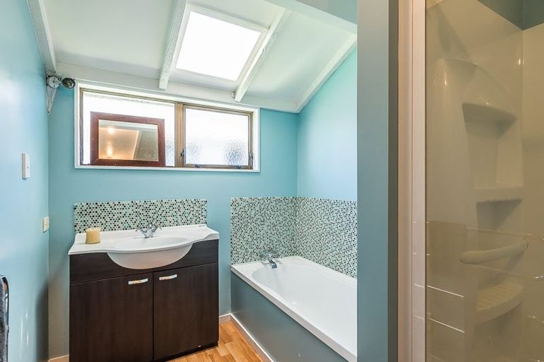 Photo of property in 36 Horokiwi Road West, Newlands, Wellington, 6037