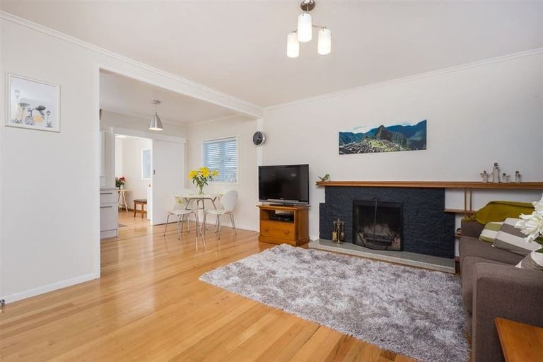 Photo of property in 1/136 Chivalry Road, Glenfield, Auckland, 0629