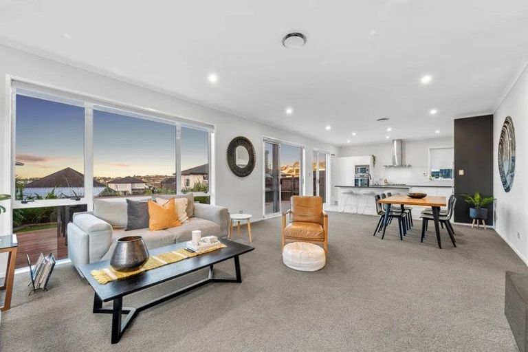 Photo of property in 8 Vue Terrace, Silverdale, 0932